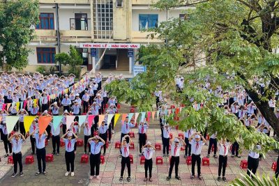 Sinh hoạt dưới cờ chủ đề Mừng ngày quốc tế phụ nữ 8/3